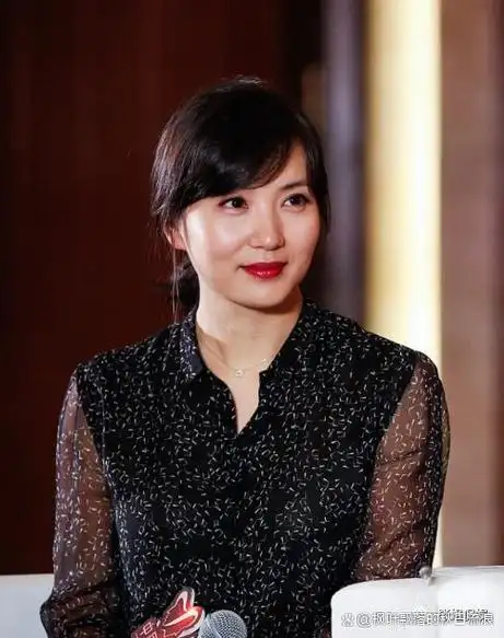 44岁陈好一家五口现身!两女一儿乖巧文静颜值高,富豪老公像跟班