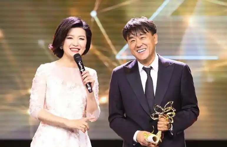 回顾演员何冰:娶了初中同桌,婚后事业蒸蒸日上,赚的钱