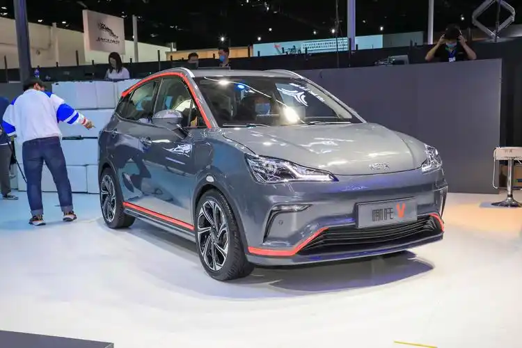 哪吒v壁纸_哪吒v_哪吒v车展图片_1/413张图片_哪吒v晴空灰/整车车展