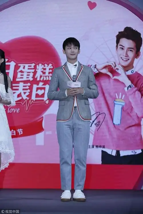 熊梓淇获女粉丝穿婚纱求婚 被花式表白喂粉丝吃蛋糕_网易订阅