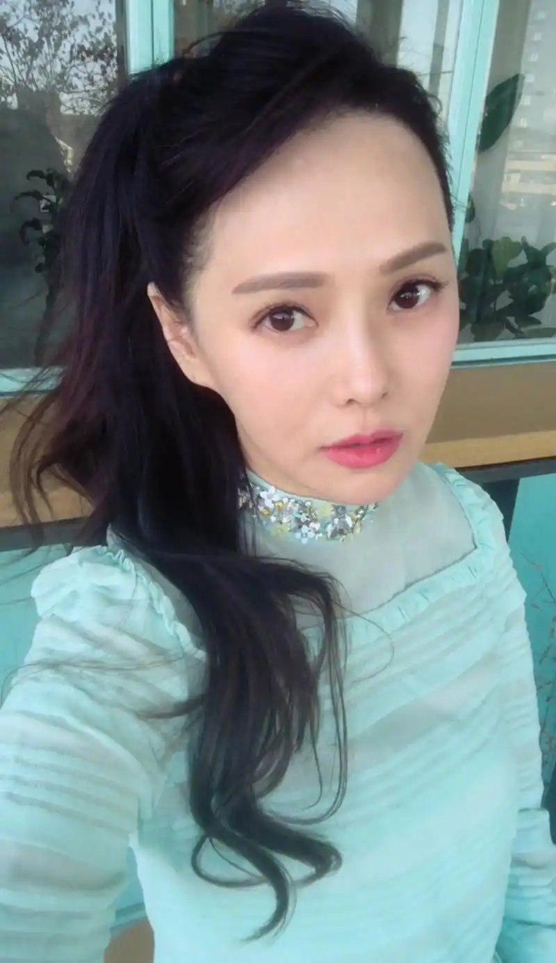 伊能静晒女儿近照,小米粒变活力少女,阳光可爱