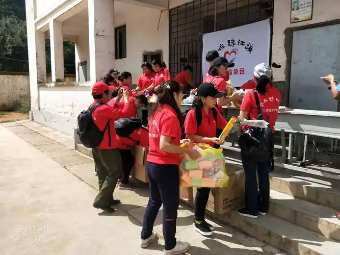 爱心传递正能量志愿者服务帮助别人快乐自己