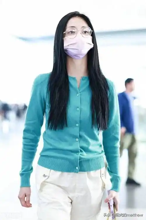 周洁琼现身北京机场,身着针织衫休闲裤简约随性