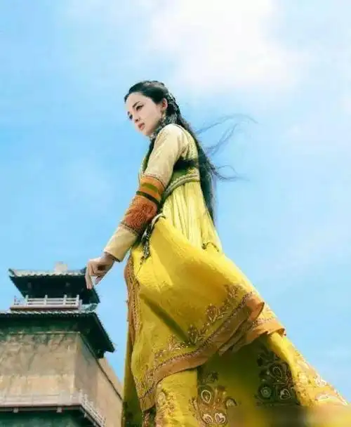 女星古装侧身照杨紫甜美可人李沁黑化后气场超强