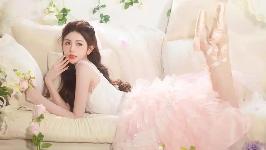 居家 花园 公主 粉色裙子 鲜花 美女高清壁纸
