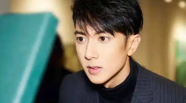 吴尊晒10岁女儿近照,neinei穿泳衣戴墨镜,网友:有做超模的潜质!