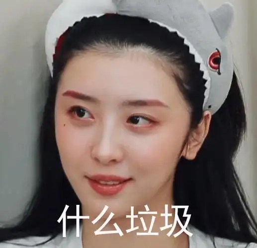 赵小棠"臭拽脸"人设崩塌!偷看亲亲组练习时,脸贴墙的表情让人笑喷