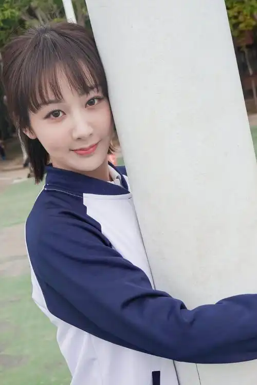 9 杨紫】在篮球场上遇见清新学姐@杨紫跟随角色回归校园,穿起校服和