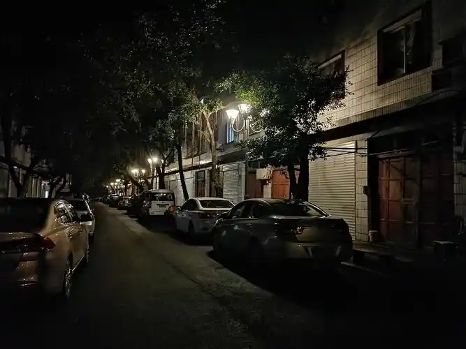 傍晚的街道,路灯,,人们都在过着自己的生活