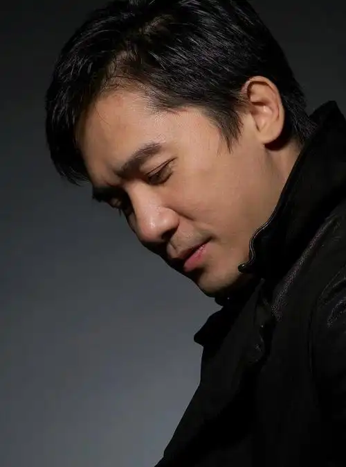 "社恐影帝"梁朝伟:用眼神拿影帝的男人,很感谢太太的一路陪伴