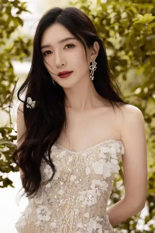 江疏影户外写真大片,一袭筒状蕾丝图案仙女裙,温柔高贵,娇媚迷人_时尚