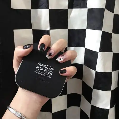 第一次做黑色美甲 用的是本甲 有点短 还是挺好看的 主要是为了表达我