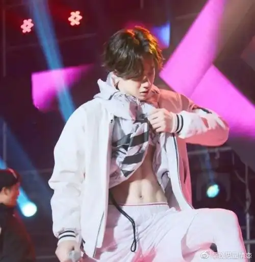 李现秀腹肌变硬汉,易烊千玺让人意外,这就是大家说的可奶可狼?