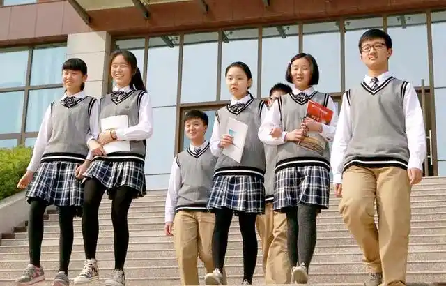 中学校服出现"日式风",崇洋媚外收费更高,校长却说是青春魅力