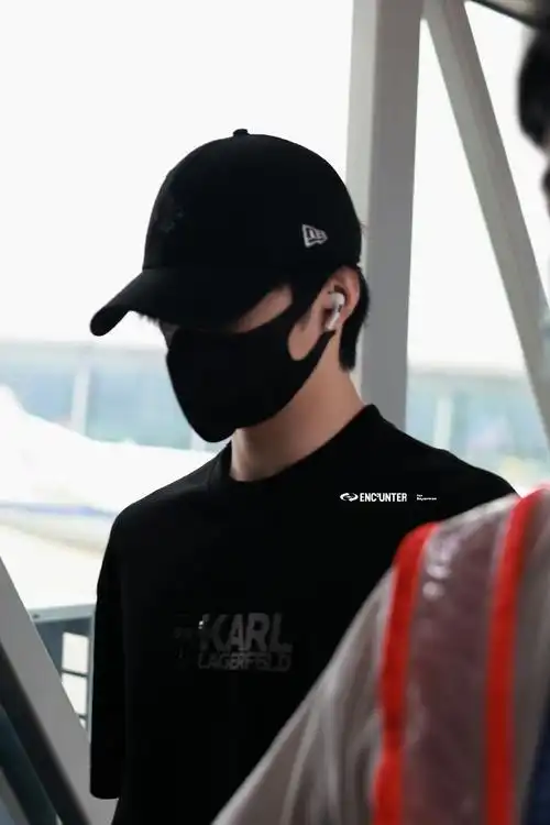 刘耀文最新机场照,弟弟刘海挡眼睛了不过还是帅的～#刘耀文刘海挡眼睛