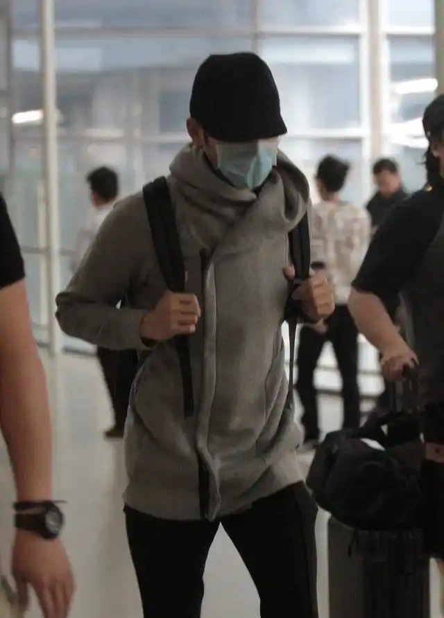 2016年08月23日讯,上海,早前,钟汉良现身上海机场. 图片来源:视觉中国