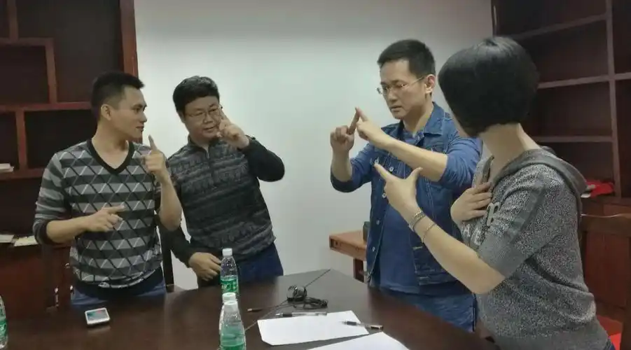 学习聋人通用手语,共创琼省椰城和谐