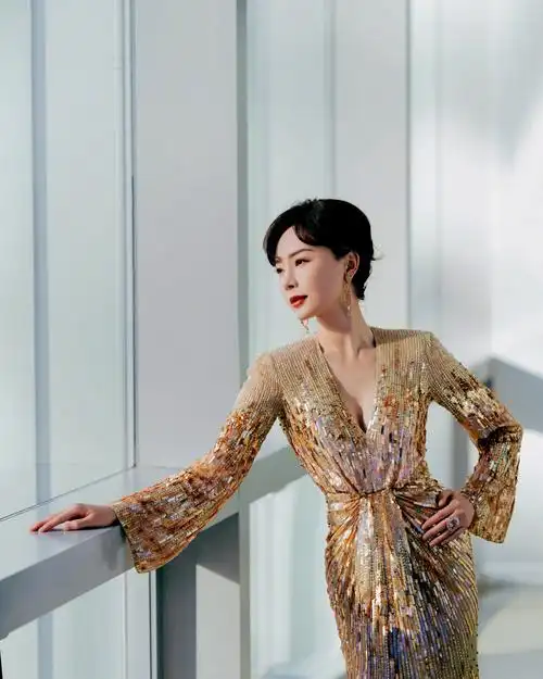 陈数成时尚大赏耀眼之星穿金色礼服走红毯自带温暖充满氛围感