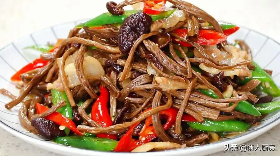 介绍一下做法1茶树菇鸡汤首先准备茶树菇清洗干净的土鸡葱姜蒜等食材