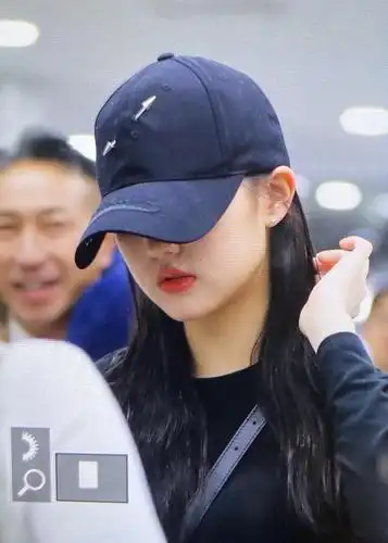 张元英戴棒球帽好帅