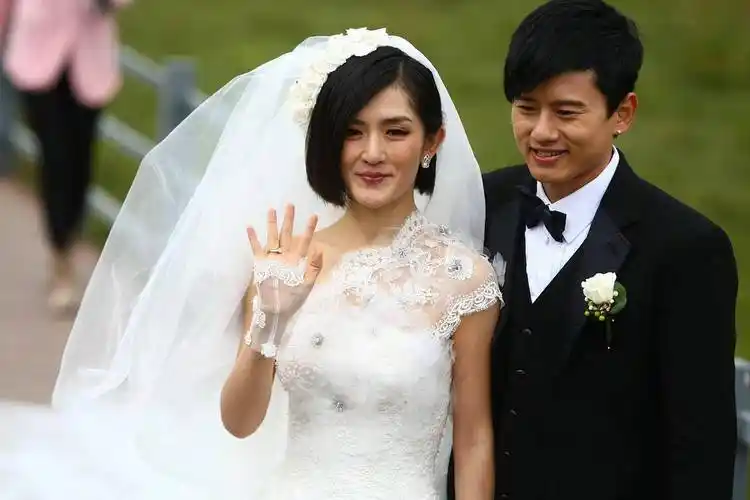 张杰谢娜带三娃游迪士尼,幸福瞬间曝光,引发热议