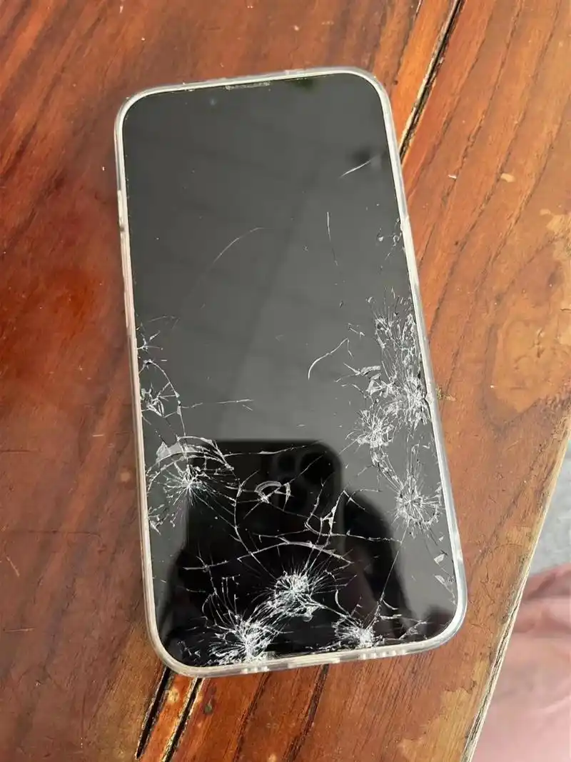 碎屏 #手机坏了 #苹果13 #还有救吗 #修还是换 - 抖音