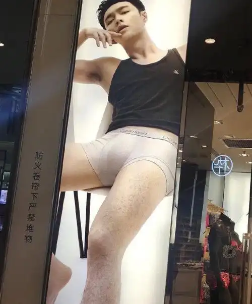 张艺兴与内衣品牌解约后粉丝不舍去和海报合影却被吐槽辣眼睛