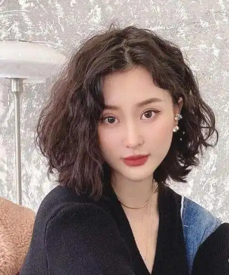 卷发发型中短发2022新款,发型更加时尚迷人