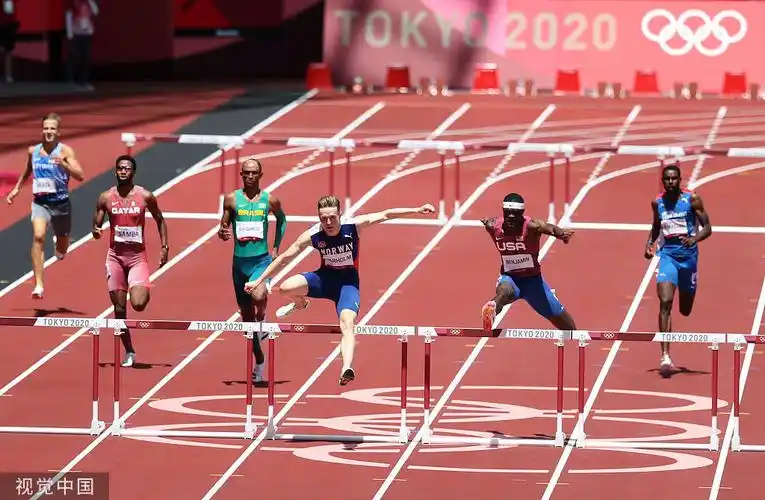 男子400米栏挪威选手破世界纪录夺金 撕衣怒吼(图)