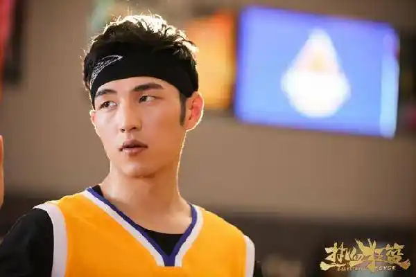 还有《最好的我们》中扮演盛淮南的聂子皓,《大唐荣耀》中扮演风生衣