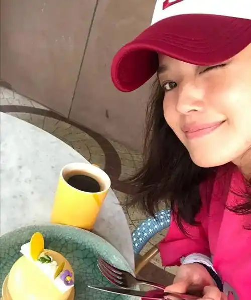 也就舒淇有这资本,晒纯素颜照还不遮雀斑,穿红卫衣好青春活力!