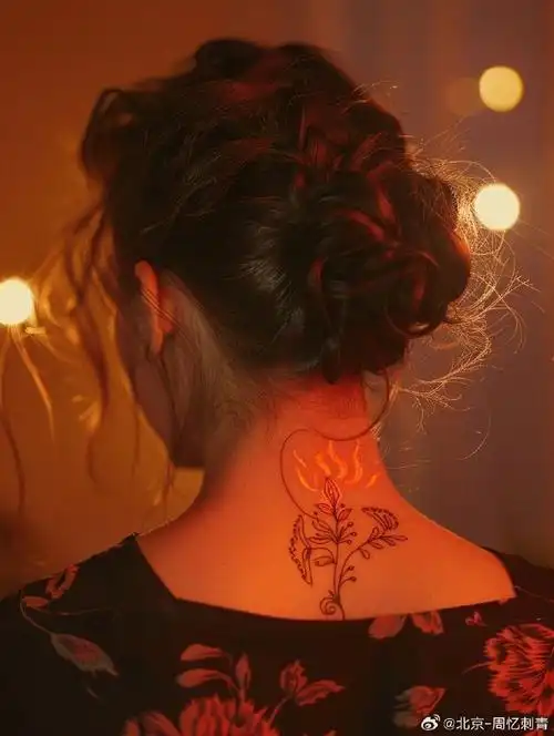 今日纹身图案分享    女生背部纹身    #纹身分享##纹身设计##北京