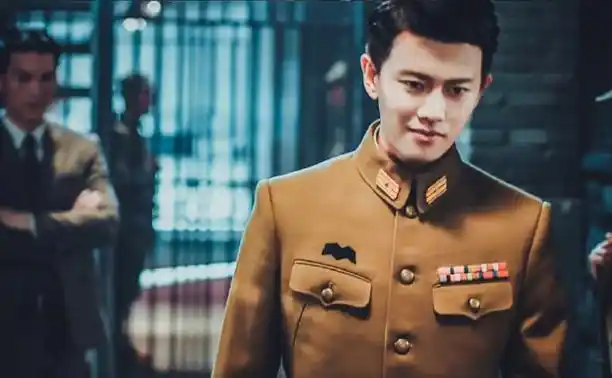 《锦衣之下》后,任嘉伦军装照上阵新剧《秋蝉》,这颜值没谁了啊