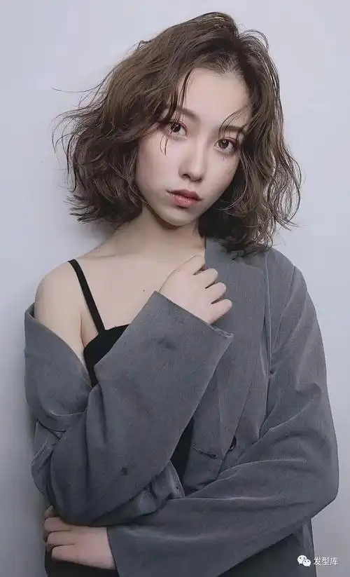 刘海或者空气刘海就不用害怕显老,容易显老尤其是没有刘海的短发发型