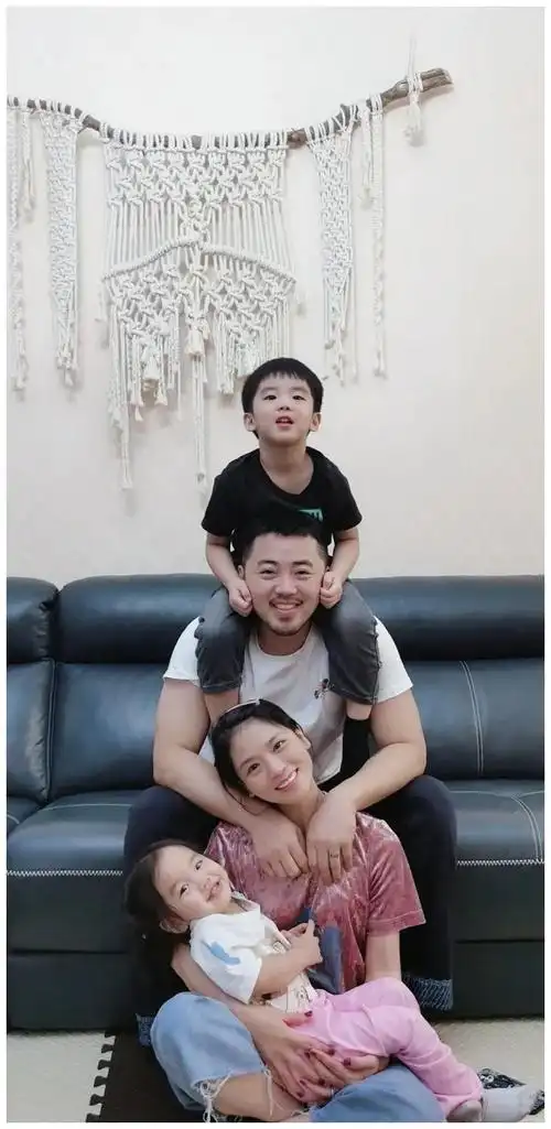 江映蓉鞋拔子脸李霄云撞脸赵薇,黄英潘辰逆生长__财经头条