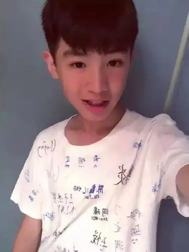 果然是从小就吃可爱长大的justin,小时候就看起来干净清爽,超级帅气的