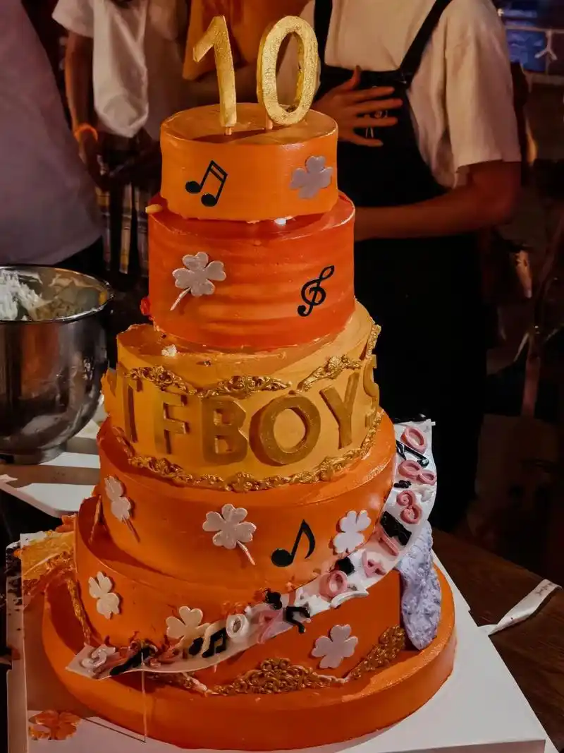 是不是凡是和十周年的有关蛋糕都会有危险 #tfboys# #王俊凯# #王源