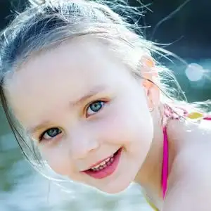 爱笑泳装萝莉_欧美小孩头像图片_扣扣居