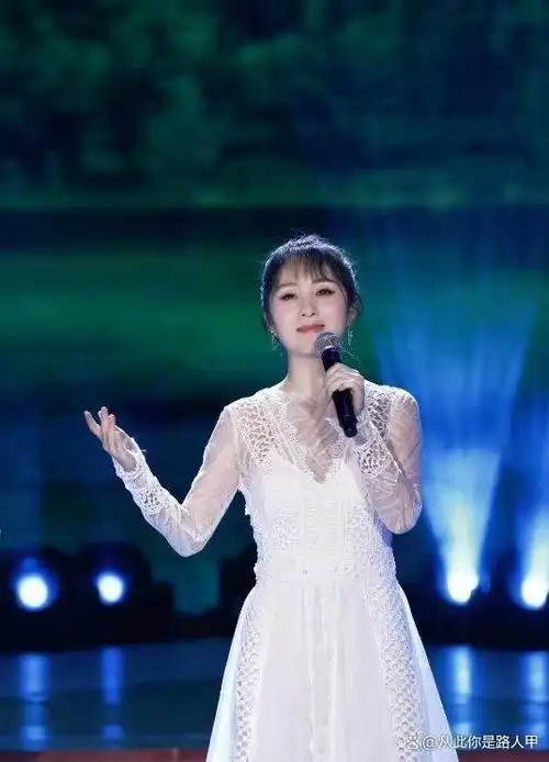 云飞与美女歌手郭津彤,各唱老歌《云在飞》,开唱就听出明显区别