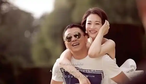 遭富商折磨4年,2次流产!男闺蜜砸5亿接盘,网友惊呆!