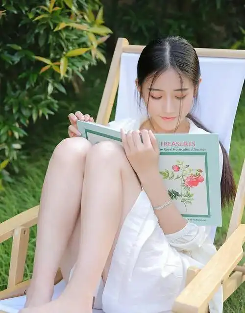 妹子,穿裙子出来就注意点坐姿吧,都走光了