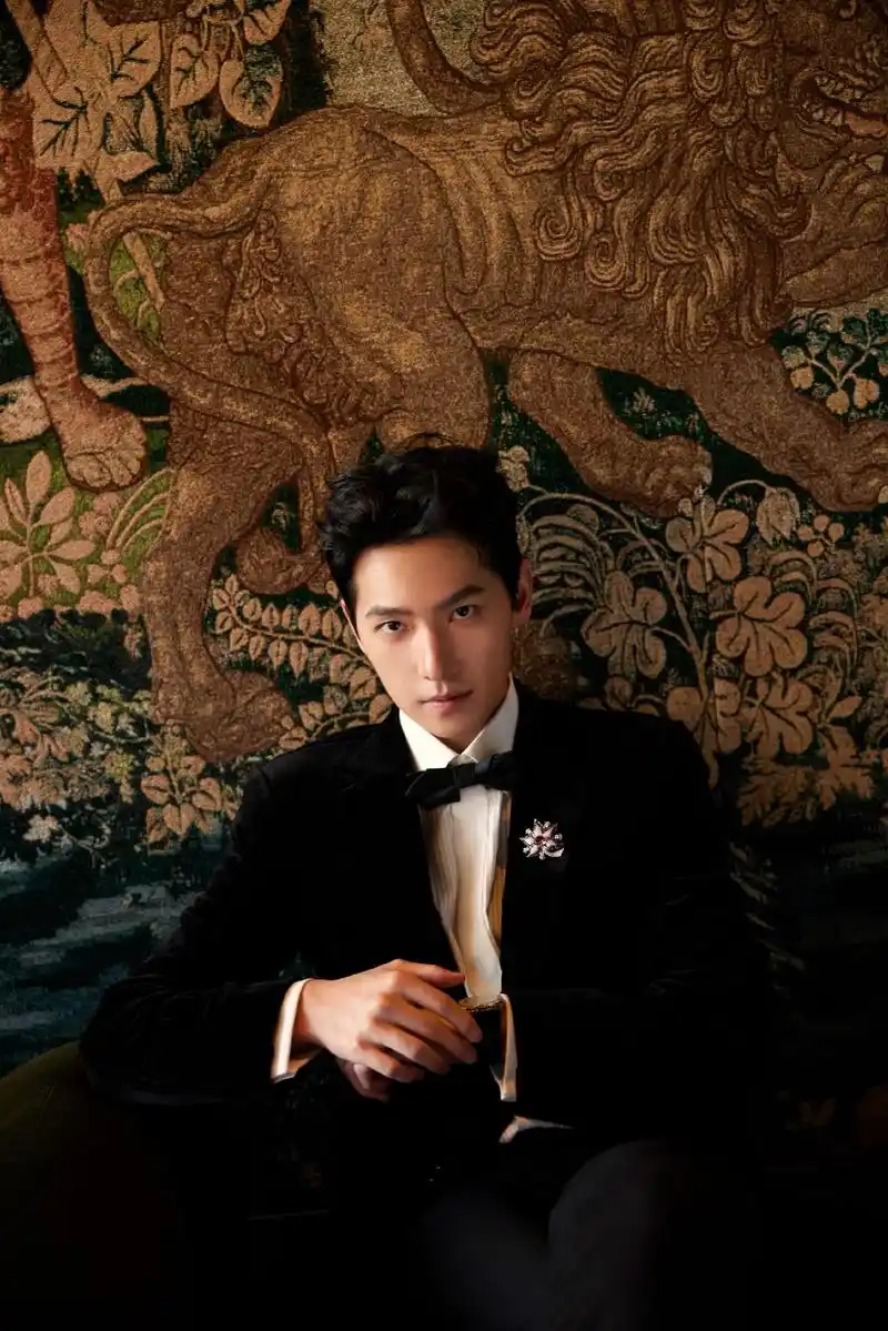 组图:杨洋穿黑西装宛若贵公子 五官精致侧颜帅气逼人_高清图集_新浪网