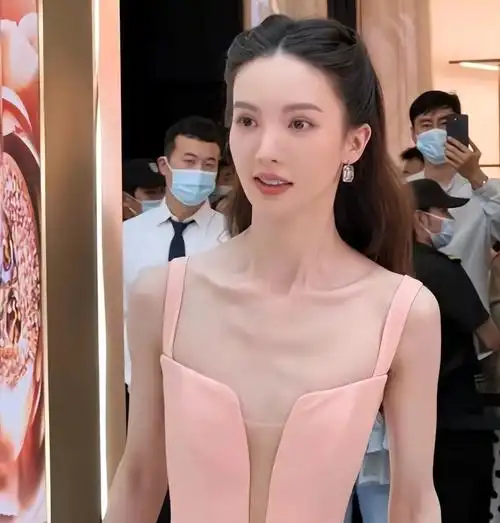 金晨近照瘦出新高度,身材单薄有腹肌,排骨胸和"h腰"格外抢镜_腾讯新闻