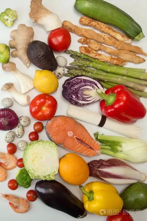 集集合平躺在不同种类的食品蔬菜海鲜上的白色背景.概念健康饮食.开销