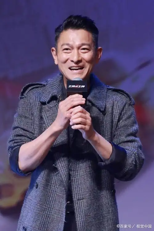 刘德华参加活动,穿灰色风衣搭运动裤,儒雅又不缺时尚感!