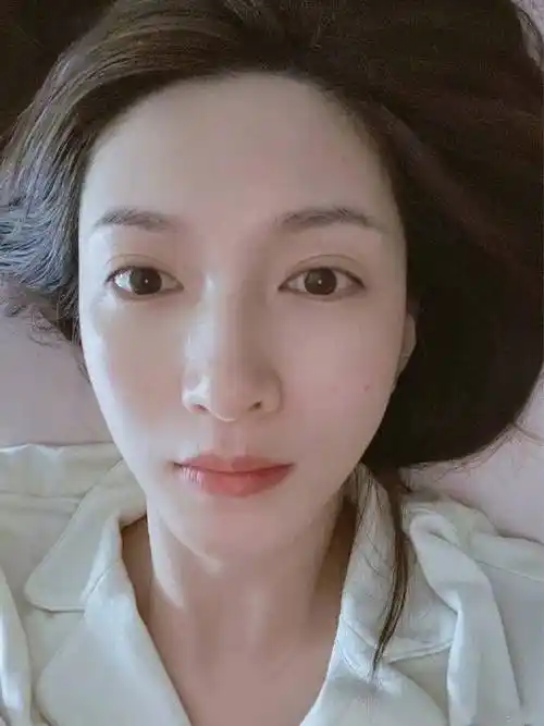 江疏影晒18张自拍 自信展示素颜怼脸照_宫格_微博_心意