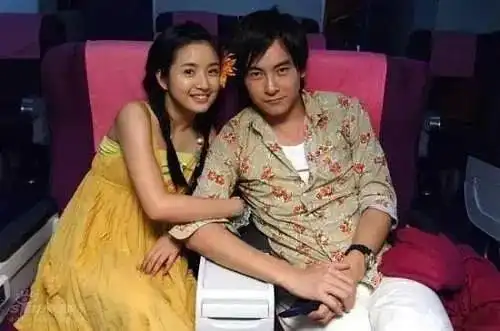 郑元畅亲捧蛋糕送为绯闻女友庆生女方竟撞脸杨迪