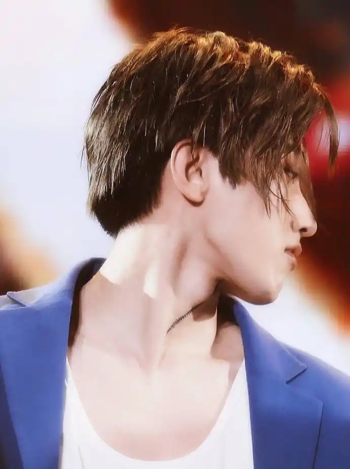 蔡徐坤上演锁骨杀,每一张都非常有诱惑力,网友:我也想要