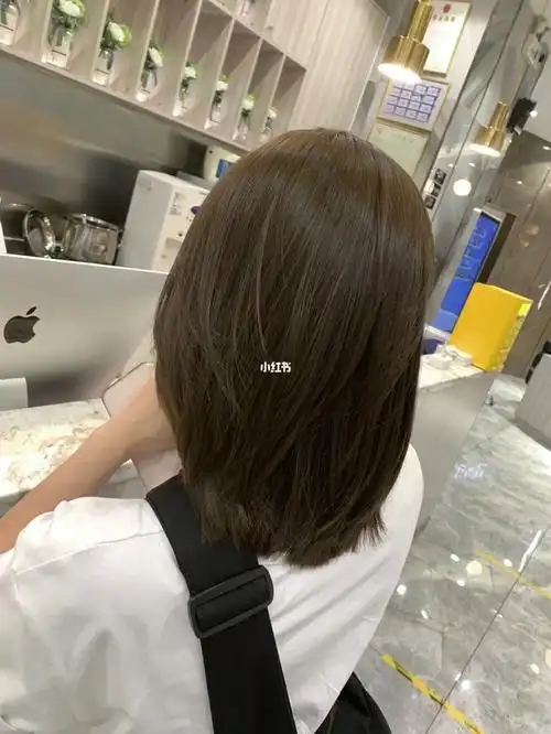 冷茶棕色锁骨发