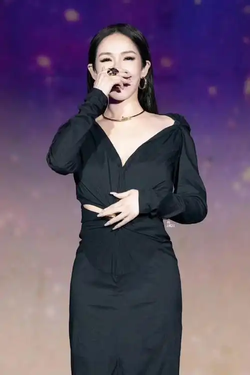 萧亚轩轩然归零发布会##萧亚轩礼服反穿##美出圈